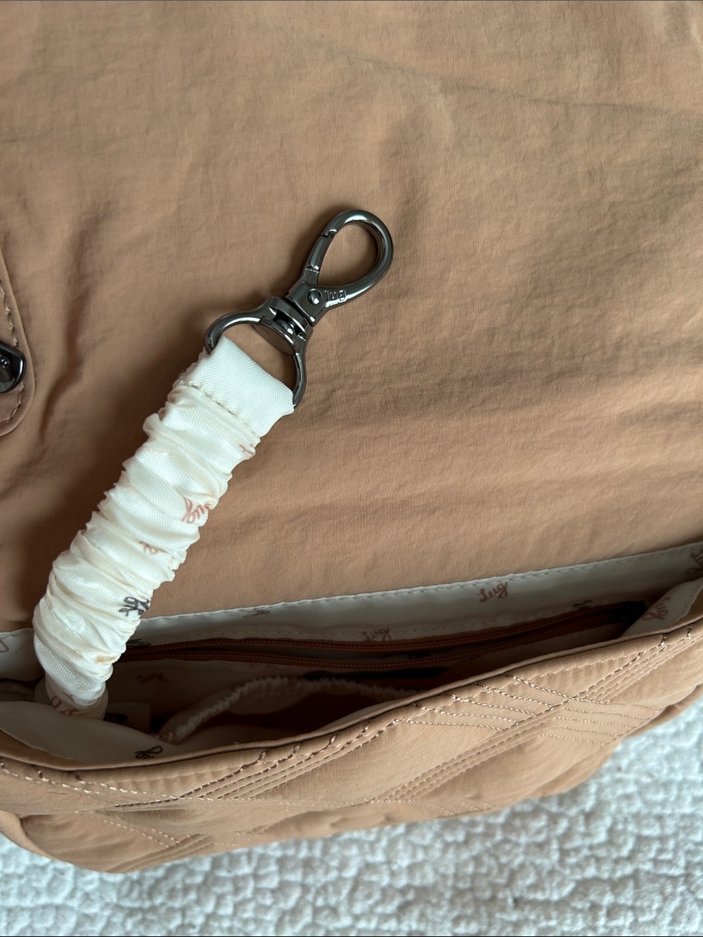 Lug Cloud go Wink Quilted Crossbody Bag in chai latte NWOT - Picture 4 of 6